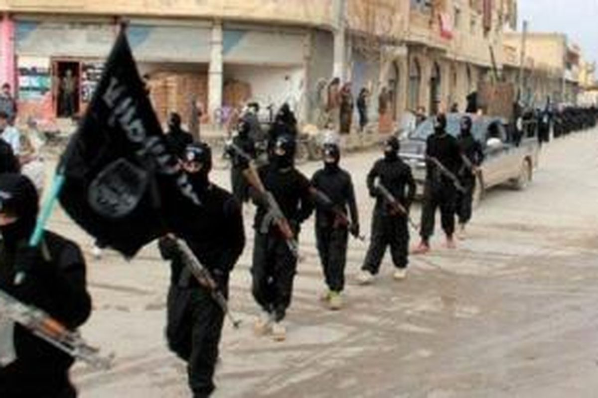 Para petempur al-Qaida yang memiliki hubungan dengan ISIS berbaris di Raqqa, Suriah. 