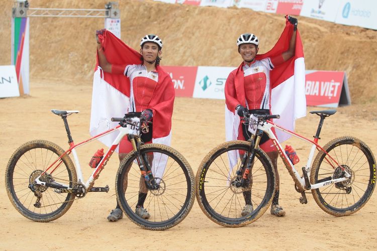 Atlet balap sepeda Indonesia, Zainal Fanani dan Ihza Muhammad, menyumbang emas dan perak di nomor MTB-Cross Country Olympic (XCO) putra SEA Games 2021, Senin (16/5/2022).
