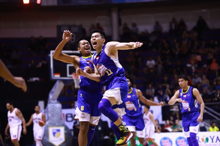 Pemain Satria Muda Pertamina melakukan selebrasi saat menghadapi Pelita Jaya Bakrie pada laga hari terakhir seri keenam IBL Pertamax 2020 di DBL Arena, Surabaya, Jawa Timur, Minggu (8/3/2020).