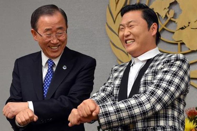 Rapper Korea Selatan Psy tengah mengajarkan aksi Gangnam Style kepada Sekjen PBB, Ban Ki-moon, ketika keduanya bertemu di Markas PBB, New York, AS.