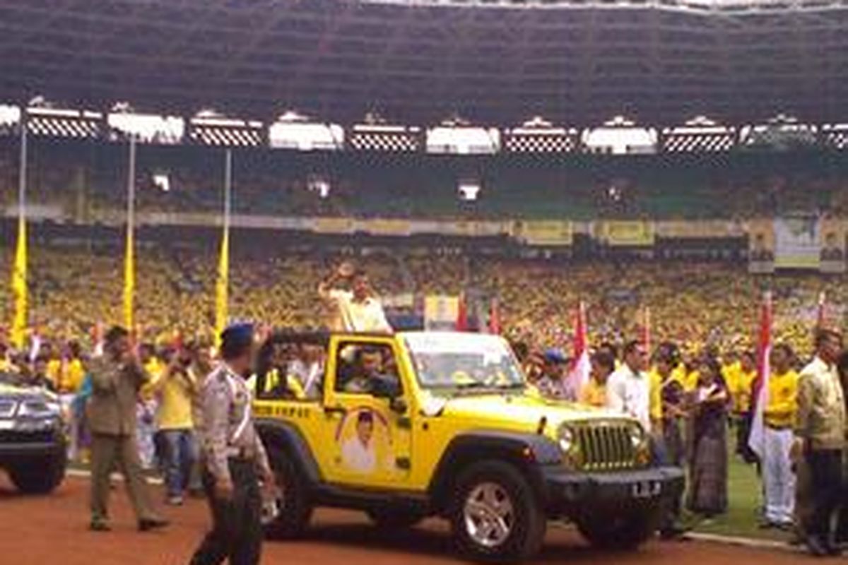 Ketua Umum Golkar Jusuf Kalla baru saja tiba di Kampanye Golkar di Gelora Bung Karno, Sabtu (28/3).