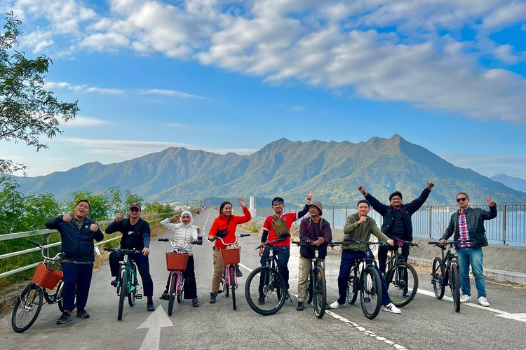 Wisatawan Bersepeda di Bendungan Plove Cove Reservoir (13/1/2025).