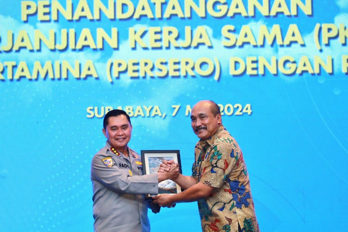 Kepala Badan Pemelihara Keamanan (Baharkam) Kepolisian Republik Indonesia (Polri) bersama Senior Vice President Health, Safety, Security, and Environment (HSSE) PT Pertamina (Persero) Lelin Eprianto melakukan penandatangan perjanjian kerja sama untuk pengamanan dan penanganan pelanggaran objek vital nasional strategis dan objek vital lainnya dalam lingkungan Pertamina di Surabaya, Selasa (7/5/2024)