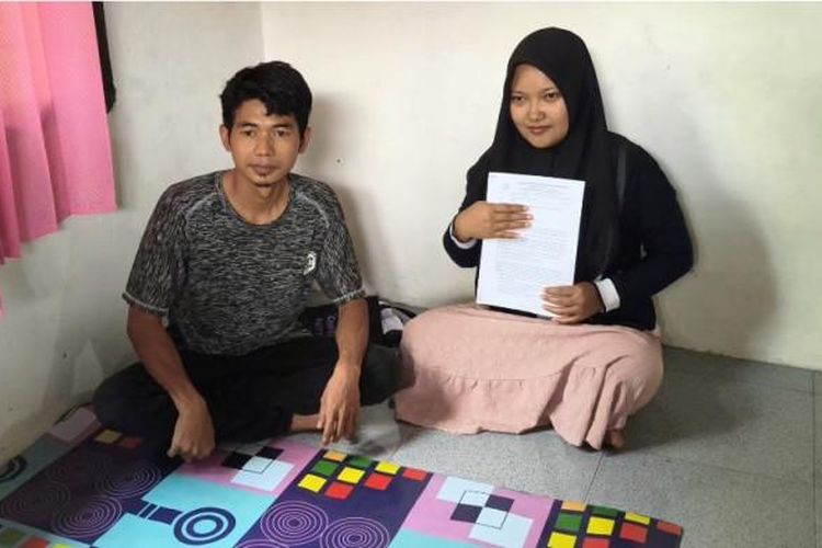 Ismanto (32) dan Ulfa (27) buruh jahit harian lepas di Desa Coprayan, Kecamatan Buaran, Kabupaten Pekalongan memperlihatkan surat dari petugas pajak mengenai pajak Rp2,8 miliar, Jumat (8/8/2025). Ismanto kaget mendapatkan surat tersebut dan merasa tidak pernah melakukan transaksi sebesar tersebut. 