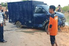 Mobil Pengangkut Uang yang Terjun ke Irigasi di Karawang Akhirnya Bisa Dievakuasi