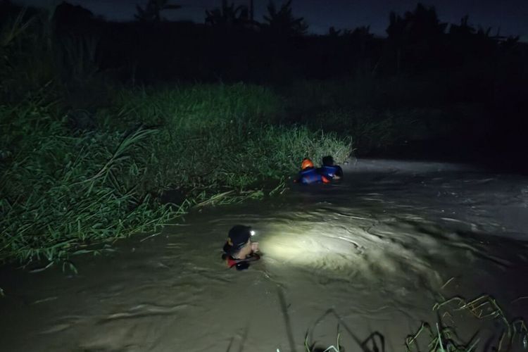 Petugas Basarnas Kota Semarang, Jawa Tengah melakukan pencarian korban di Sungai Babon. 