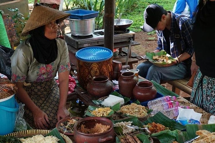Para pengunjung ini terlihat sibuk dengan aktivitas masing-masing. Ada yang sekadar duduk bersantai sampai yang serius berdiskusi. 