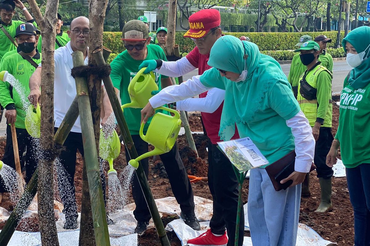 Pemerintah Kota Jakarta Pusat menggelar penghijauan dengan melakukan penanaman 105 Pohon Tabebuya di kawasan Tugu Proklamasi, Menteng, Jakarta Pusat, Minggu (23/10/2022).