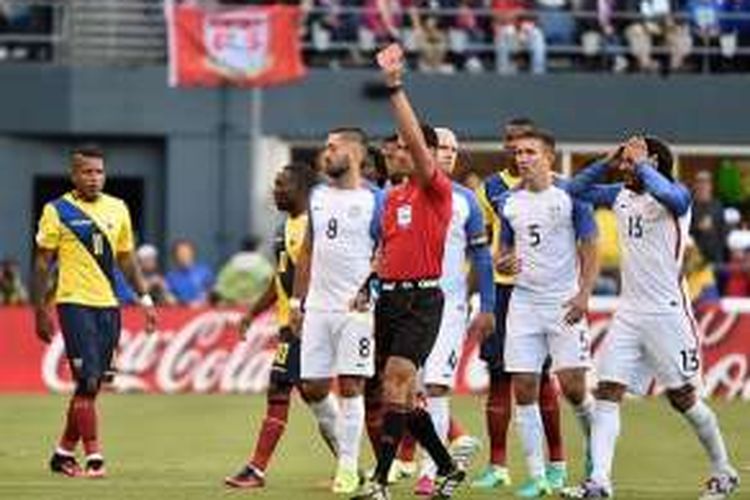 Wasit harus mengeluarkan dua kartu merah pada laga Amerika Serikat vs Ekuador dalam perempat final Copa America Centenario, Kamis (16/6/2016). 