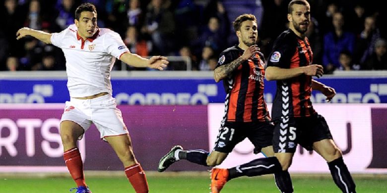 Pemain Sevilla, Wissam Ben Yedder, menyaksikan arah tembakannya ke gawang Alaves pada pertandingan La Liga kontra Alaves di Stadion Vitoria, Senin (6/3/2017). 