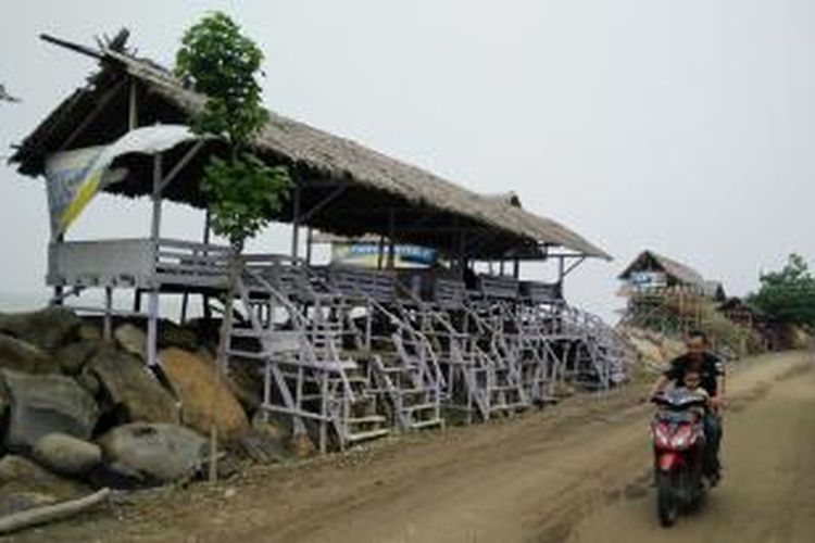 Pengunjung melintas di deretan pondok Pantai Lancok, Kecamatan Syamtalira Bayu, Aceh Utara, Aceh.
