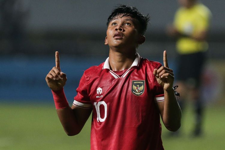 Pemain timnas U17 Indonesia Muhammad Nabil Asyura berselebrasi usai membobol gawang timnas U17 Uni Emirat Arab pada laga Kualifikasi Piala Asia U17 2023 di Stadion Pakansari, Kabupaten Bogor, Rabu (5/10/2022). Indonesia menang dengan skor 3-2.