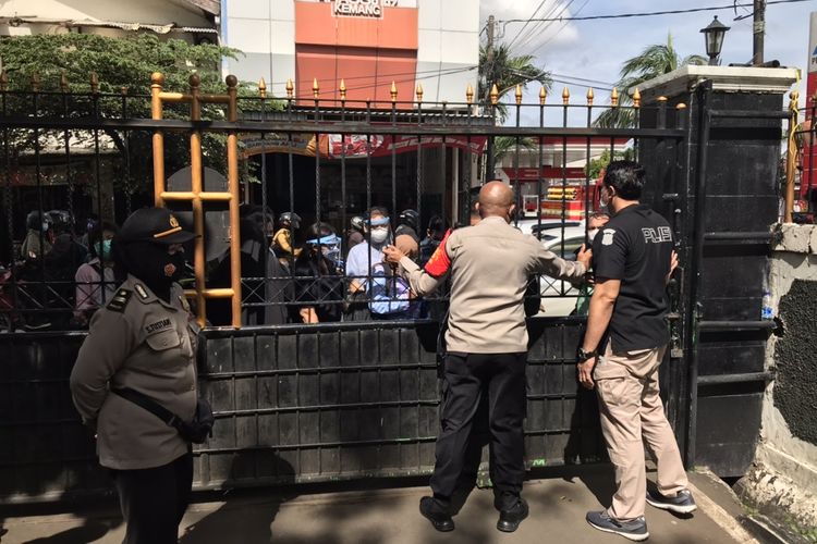 Petugas kepolisian menjaga pintu masuk Pengadilan Negeri Jakarta Selatan, Senin (4/1/2021) pagi.