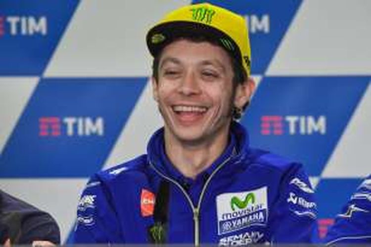 Pebalap Movistar Yamaha asal Italia, Valentino Rossi, tersenyum saat menghadiri konferensi pers jelang GP Italia di Sirkuit Mugello, Kamis (19/5/2016).