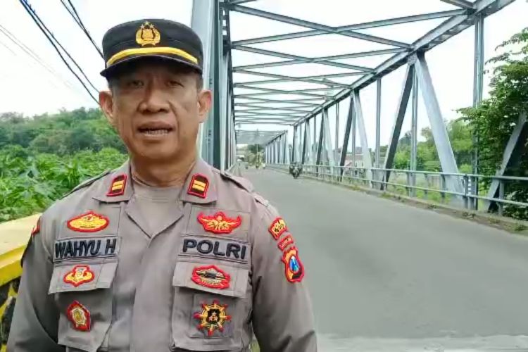 Kapolsek Kandangan Iptu Wahyu Hariyadi dengan latar Jembatan Kandangan Kali Konto, Kabupaten Kediri, Jawa Timur, Rabu (19/10/2022).