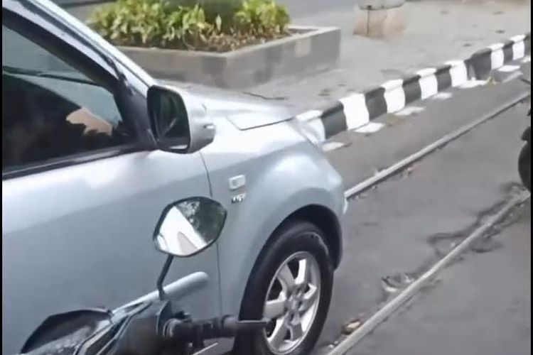 Viral Video Pria Tertidur di Mobil di Jalur KA Batara Kresna Solo, Ini Kata PT KAI