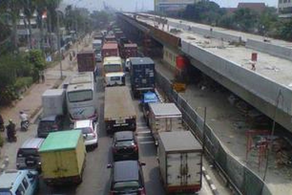 Arus lalu lintas menuju Pelabuhan Tanjung Priok, Jakarta Utara, Jumat (7/9/2012).