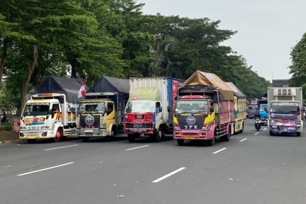 Sejumlah truk milik demonstran yang menutup jalan di Surabaya, Kamis (19/6/2025).
