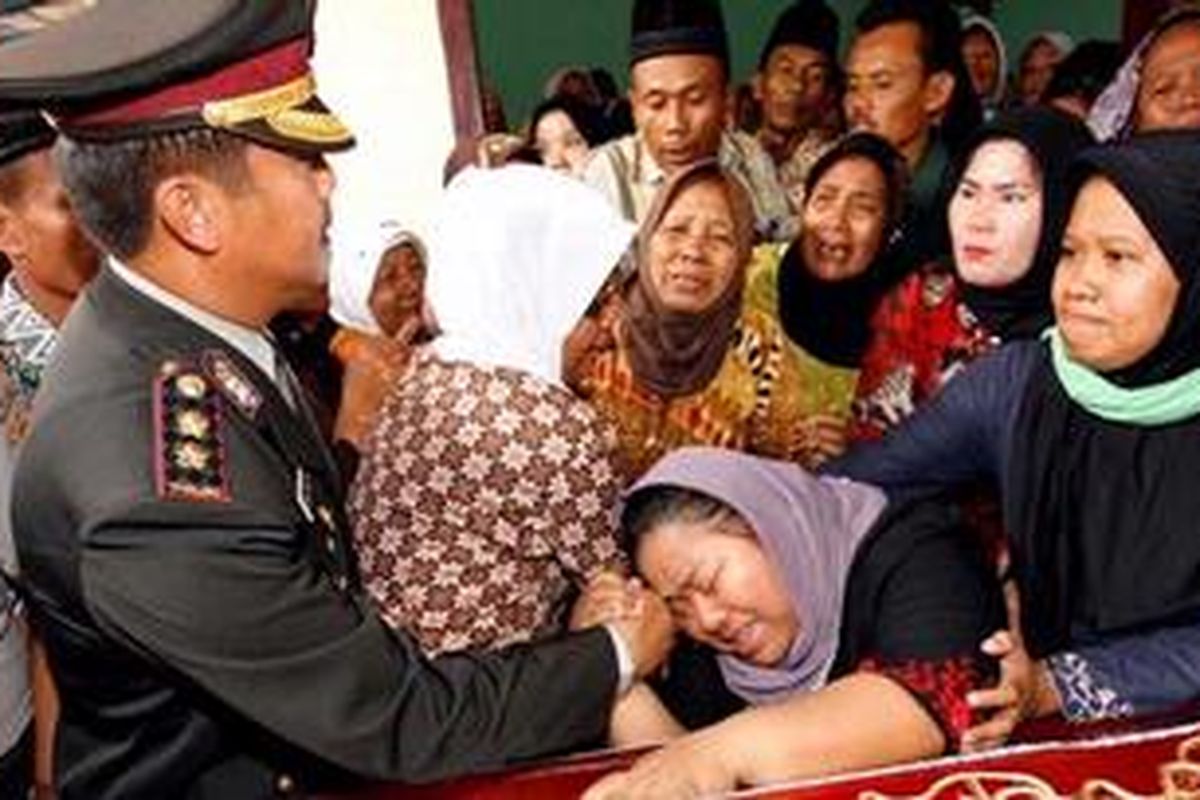 Hartati menangis histeris sesaat setelah jenazah suaminya Briptu Riswandi yang tewas ditembak oleh sekelompok orang bersenjata di Polsek Hamparan Perak, tiba di rumah duka di Kelumpang, Hamparan Perak, Deliserdang, Sumut, Rabu (22/09/2010).