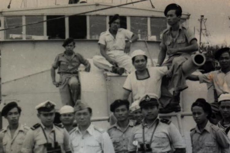 Laksamana Muda TNI Jahja Daniel Dharma atau yang dikenal John Lie berfoto bersama awak kapal 