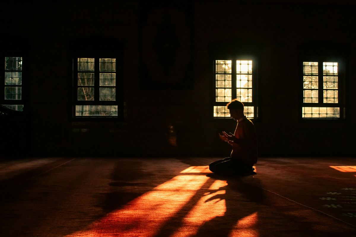 Ilustrasi berdoa. Doa utang lunas agar terhindar dari gagal bayar.