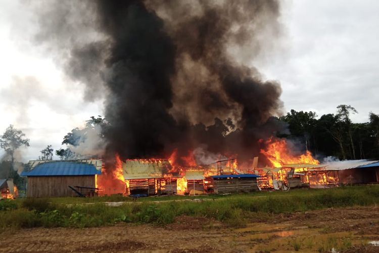 Camp perusahaan kayu dan satu mobil dibakar 