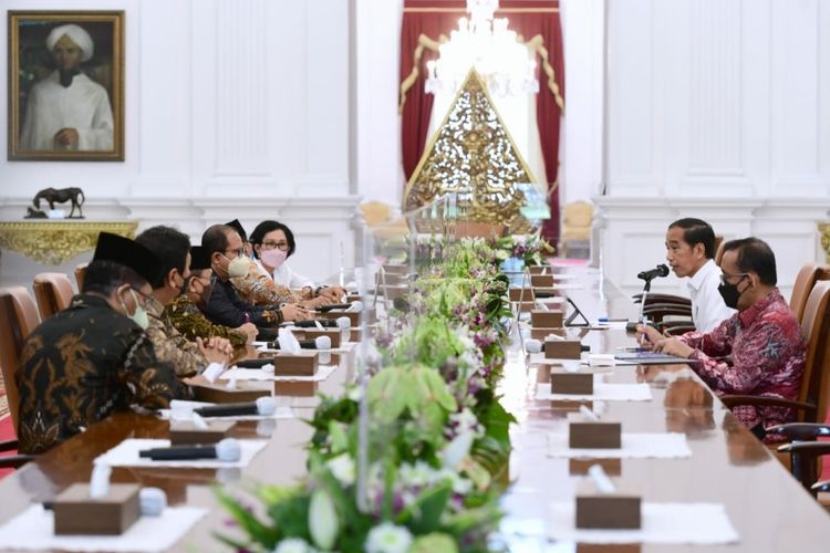 Presiden Joko Widodo saat menerima Aliansi Penyelenggara Pendidikan Indonesia di Istana Merdeka, Jakarta, pada Senin (30/5/2022).