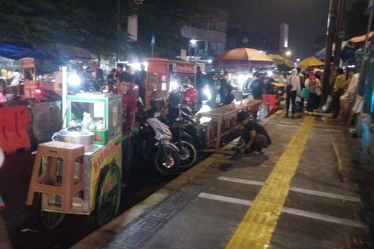 Trotoar Stasiun Bogor Ditertibkan, PKL Geser ke Bahu Jalan dan Masih Kucing-kucingan dengan Satpol PP
