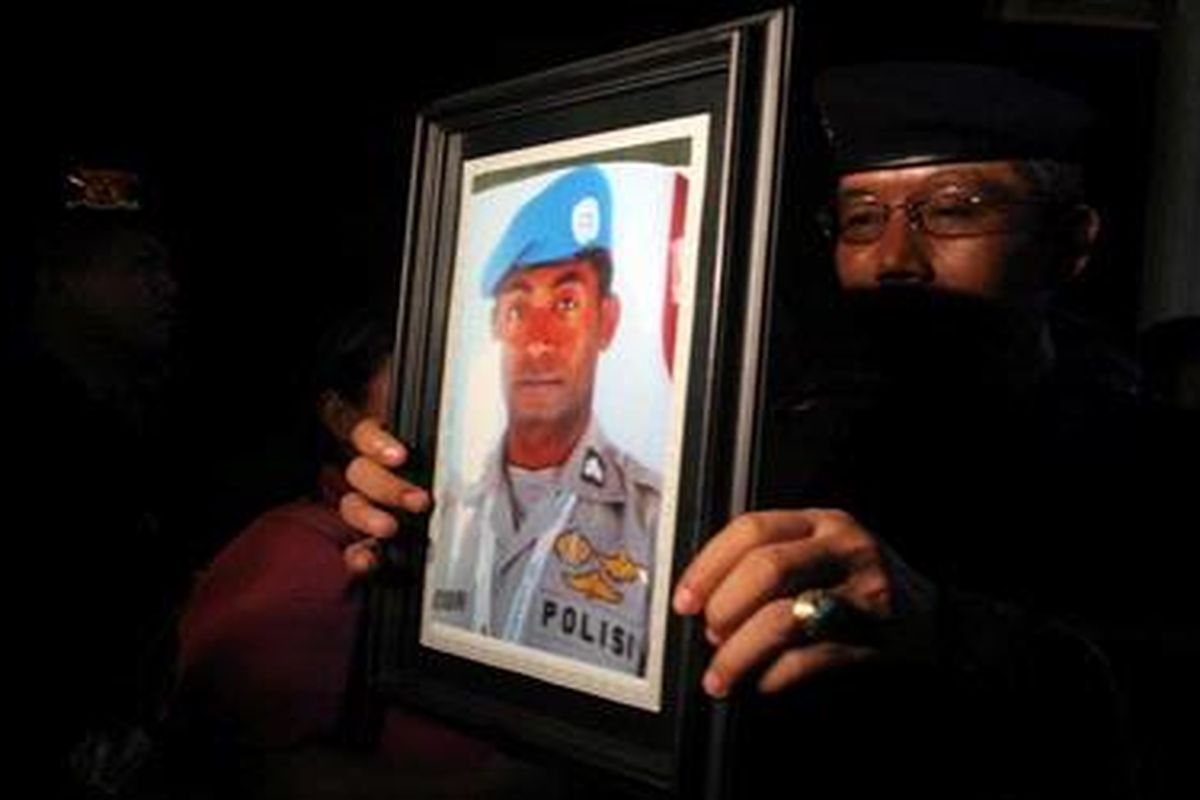 Almarhum Briptu (Pol) Boas Woisiri, saat akan disemayamkan di Aula Soemarto, di Markas Komando Brigade Mobil  Mako Brimob, Kelapa Dua, Depok, Sabtu (6/3/2010) malam. Mendiang Briptu Boas Woisiri, tewas akibat baku tembak dengan Teroris di Aceh. Jenazah akan dikebumikan di Taman Makam Pusdiklat Polri Di Cikeas, Minggu(7/3/2010) pagi ini.