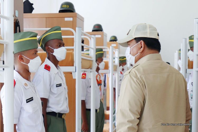 Menteri Pertahanan (Menhan) Prabowo Subianto meninjau Politeknik Pertahanan Kampus dr. Benedictus Mboi di Belu, Nusa Tenggara Timur (NTT), Sabtu (29/1/2022).