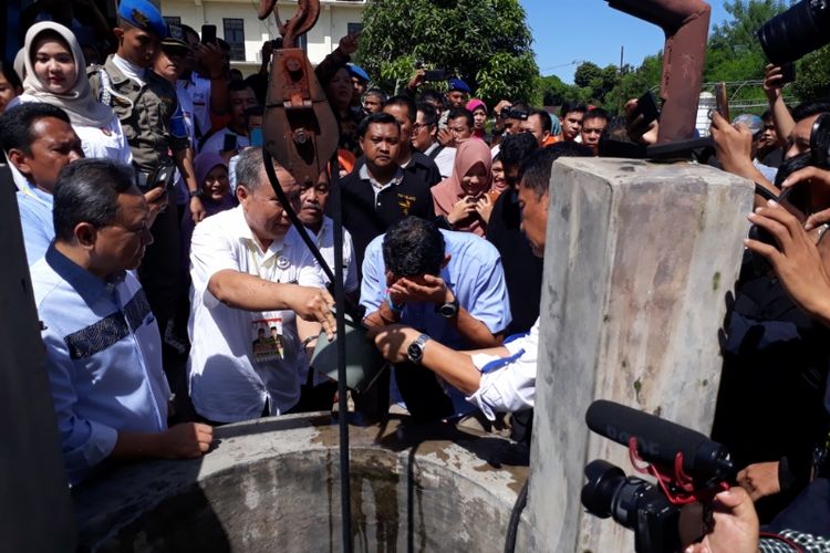 Sandiaga Uno menyempatkan diri berwudu di sumur tua milik Bung Karno di Bengkulu, Sabtu (9/2/2019)