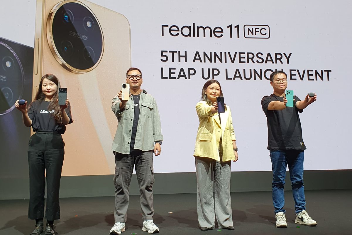 (ki-ka) Marketing Director Realme Indonesia Michonne Wang, Product Marketing Lead Realme Indonesia, Febriansyah, Public Relations Manager Realme Indonesia, Krisva Angnieszca, dan Sales Director realme Indonesia, Steven Wu, menggenggam Realme C51 dan Realme 11 yang dirilis di Indonesia, Rabu (23/8/2023).