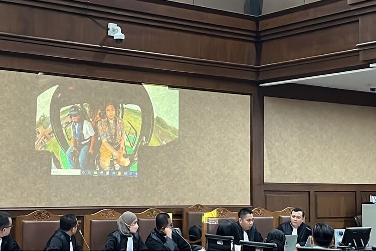 Jaksa KPK mengulik kepentingan Windy Yunita Bastari Usman atau lebih dikenal sebagai Windy Idol dengan Sekretaris nonaktif Mahkamah Agung (MA) Hasbi Hasan di Bali dalam sidang di Pengadilan Tipikor Jakarta, Selasa (19/12/2023). Jaksa menampilkak video kebersamaan Hasbi Hasan dan Windy Idol naik Helikopter di Bali