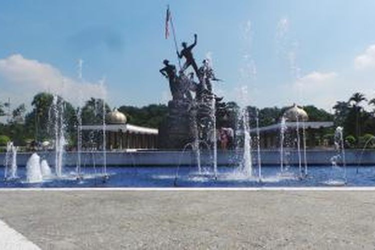 Ornamen-ornamen para pahlawan di Tugu Peringatan di kawasan Tugu Negara, Kuala Lumpur Malaysia, Kamis, (13/8/2015). Ukiran pahlawan tersebut merupakan arca tembaga yang diukir pada tahun 1966 oleh Felix de Weldon.