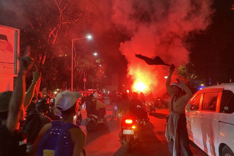 Bobotoh Sukabumi turun kejalan dan nyalakan flare saat konvoi kemenangan Persib Bandung, Jumat (31/5/2024) malam