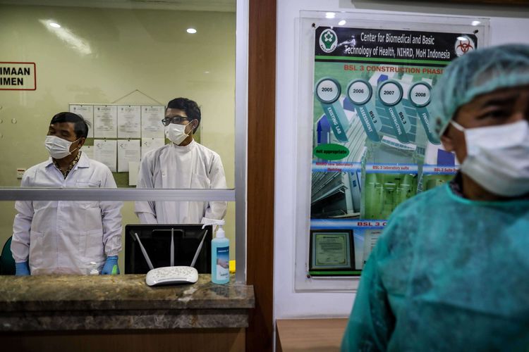 Wartawan memakai alat pelindung khusus, seperti sendal karet, baju pengaman khusus, dan masker untuk memasuki laboratorium yang memeriksa sampel media pembawa virus Corona untuk penelitian di Laboratorium Penelitian Penyakit Infeksi Sri Oemijati, Jl. Percetakan Negara, Jakarta Pusat, Selasa (11/2/2020). Total ada 64 spesimen yang dikirim ke lab Badan Litbangkes, 2 kasus diantaranya masih dalam pemeriksaan, sedangkan 62 lainnya negatif virus corona.