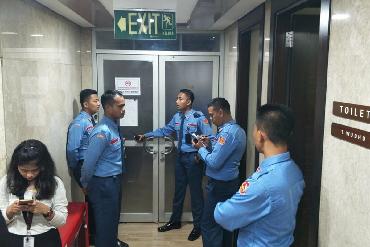 Pamdal berjaga di depan ruangan anggota Fraksi Partai Golkar Bambang Heri Purnama di lantai 13, gedung Nusantara I, Kompleks Parlemen, Senayan, Jakarta, yang diduga terkena peluru nyasar