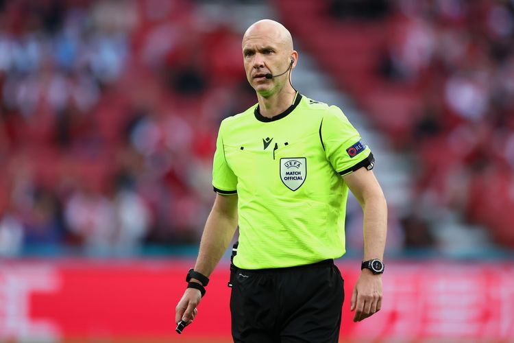 KOPENHAGEN, DENMARK - 12 JUNI: Wasit Anthony Taylor saat memimpin laga Grup B Euro 2020 antara Denmark vs Finlandia di Stadion Parken pada 12 Juni 2021.