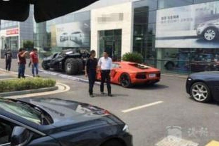 Seorang pria China memblokir sebuah dealer Land Rover di kota Shaoixing, provinsi Zhejiang dengan menggunakan sederet mobil mahal antara lain sebuah replika Batmobile dan sebuah Lamborghini.