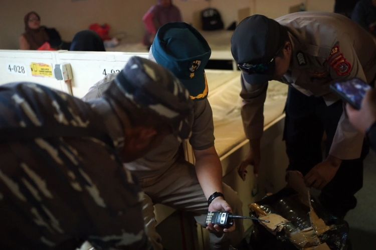 Anggota Personil POS TNI AL bersama petugas pengamanan pelabuhan menemukan 120 liter minuman keras tradisional cap tikus yang disembunyikan diatas kapal pelni KM Sinabung di Pelabuhan Murhum Baubau, Sulawesi Tenggara, Minggu (5/5/2024).