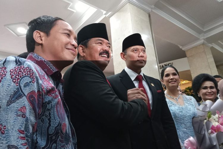 Menteri ATR/Kepala BPN Agus Harimurti Yudhoyono (AHY) dan Menko Polhukam Hadi Tjahjanto di Kantor Kementerian ATR/BPN, Jakarta, Rabu (21/2/2024).