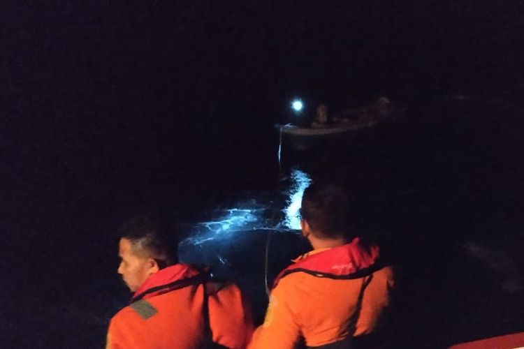 Regu penyelamat dari Tim SAR Pos Tual mengevakuasi penumpang Speedboat yang mengalami mati mesin di perairan tersebut, Rabu malam (24/4/2019)