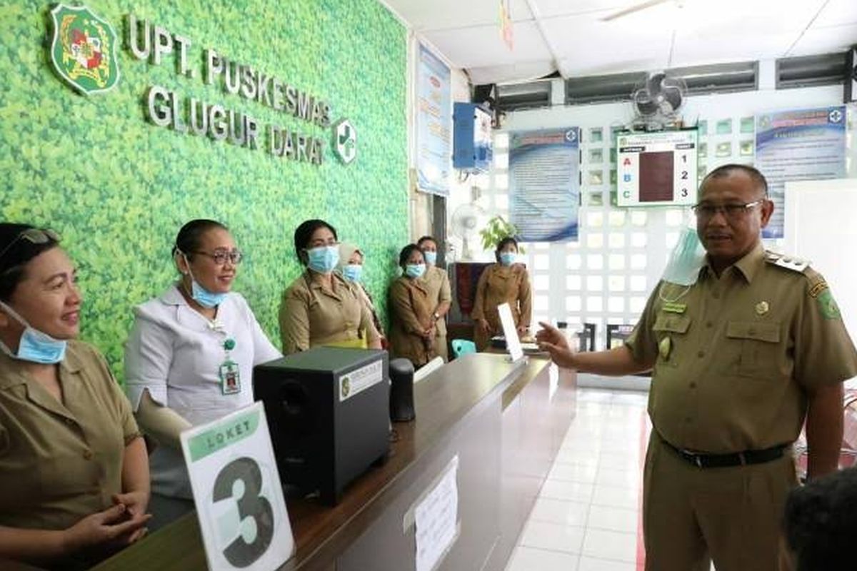 Pelaksana Tugas (Plt ) Wali Kota Medan, Ir. H. Akhyar Nasution, M.Si saat melakukan peninjauan ke Puskesmas Glugur Darat, jalan Pendidikan, Medan Timur, Selasa (24/3/2020). 