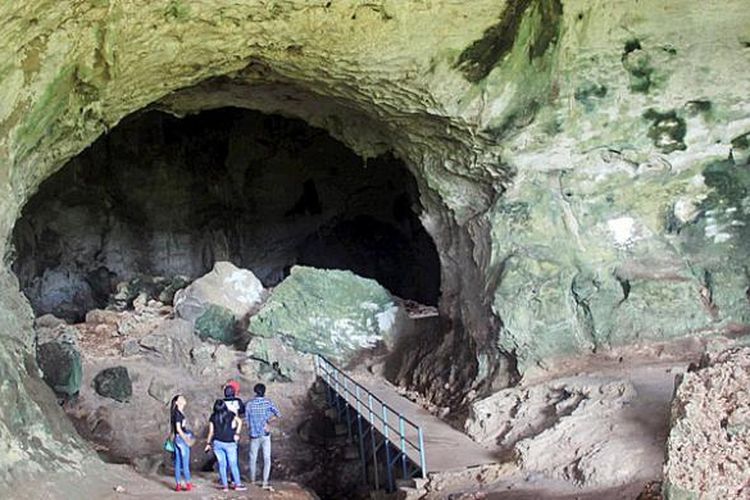 Pengunjung menikmati panorama di mulut Goa Batu Hapu, sebuah goa karst di Desa Batu Hapu, Kecamatan Hatungun, Kabupaten Tapin, Kalimantan Selatan, Rabu (11/11/2015). Goa yang menjadi salah satu obyek wisata alam di Kalimantan Selatan tersebut kini ramai dikunjungi wisatawan.