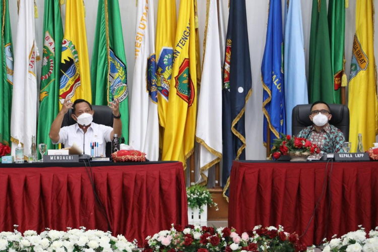 Mendagri Muhammad Tito Karnavian dan Kepala LKPP Abdullah Azwar Anas di acara penandatanganan Surat Edaran Bersama (SEB) terkait Gerakan Nasional Bangga Buatan Indonesia pada Pengadaan Barang/Jasa di Lingkungan Pemerintah Daerah, antara Mendagri dan Kepala LKPP di Kantor Pusat Kemendagri, Jumat (25/2/2022). 