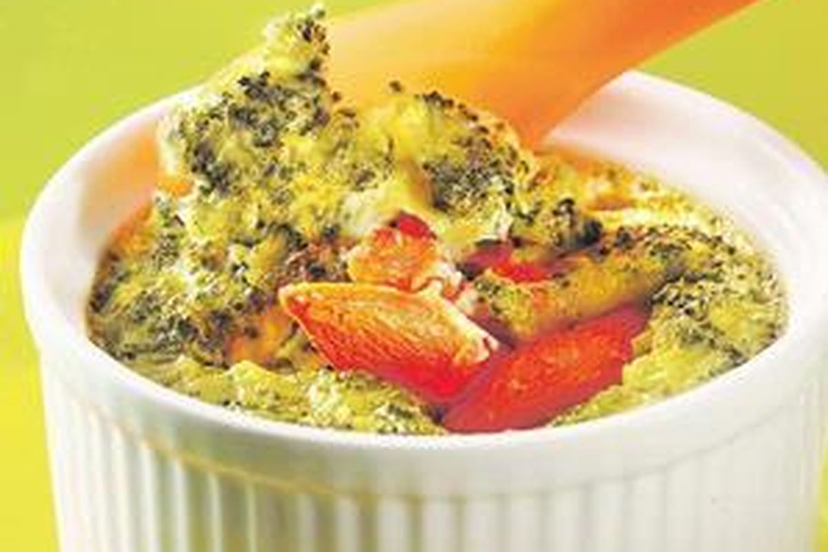 Olah sayur dengan bumbu yang berbeda, misalnya Brokoli Panggang Keju ini.