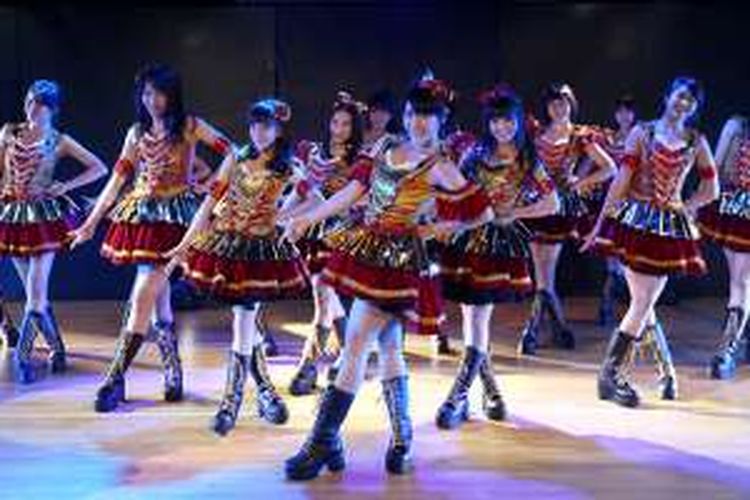 Personel grup musik JKT 48 tampil saat jumpa pers peluncuran single ke-15 di Jakarta, Rabu (21/12/2016). Single terbaru JKT 48 tersebut berjudul Saikou Kayo - Luar Biasa.