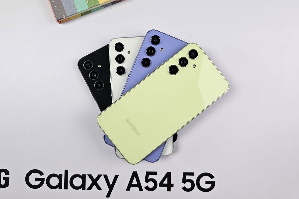 Empat varian warna Samsung Galaxy A54 5G, Awesome Lime, Awesome Violet, Awesome White, dan Awesome Graphite.