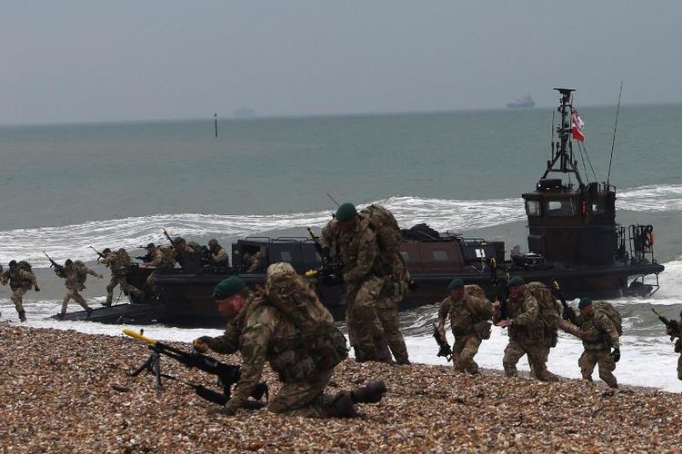 Marinir Inggris tengah melakukan latihan pendaratan di pantai pada 2015.