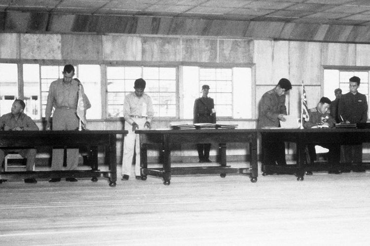 Para delegasi yang menandatangani Perjanjian Gencatan Senjata Korea pada 27 Juli 1953.